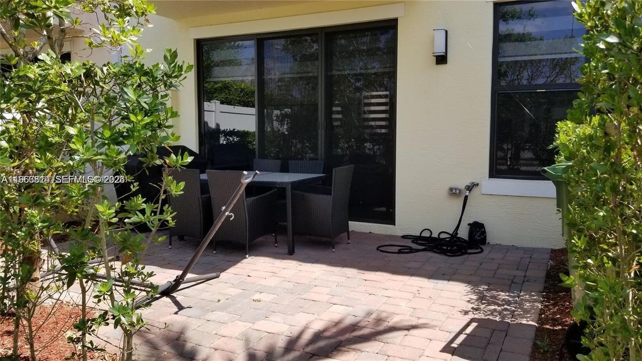 Activo con contrato: $3,450 (3 camas, 2 baños, 1749 Pies cuadrados)