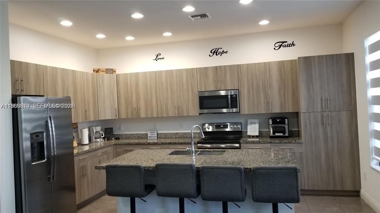 Activo con contrato: $3,450 (3 camas, 2 baños, 1749 Pies cuadrados)