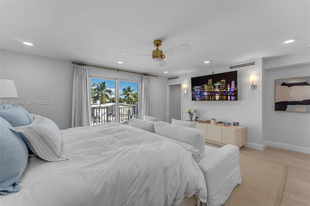 Recently Sold: $2,980,000 (3 beds, 2 baths, 1540 Square Feet)