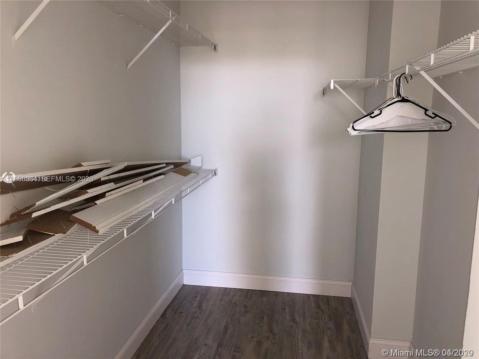 For Sale: $388,900 (1 beds, 1 baths, 715 Square Feet)