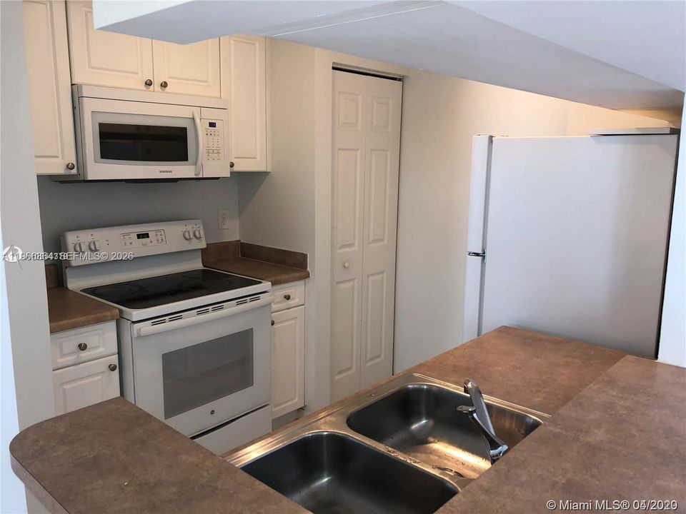 For Sale: $388,900 (1 beds, 1 baths, 715 Square Feet)