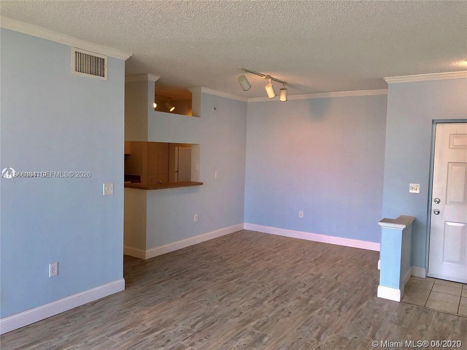 For Sale: $388,900 (1 beds, 1 baths, 715 Square Feet)