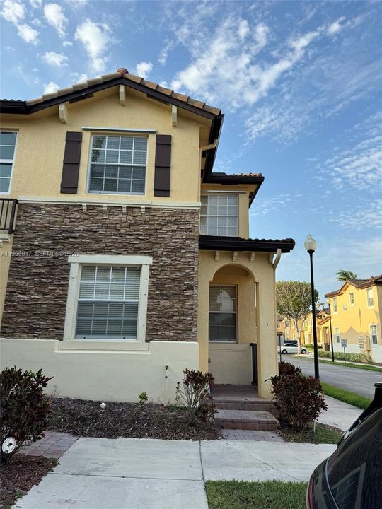 For Sale: $325,000 (3 beds, 2 baths, 1325 Square Feet)