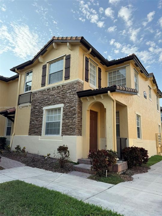 For Sale: $325,000 (3 beds, 2 baths, 1325 Square Feet)