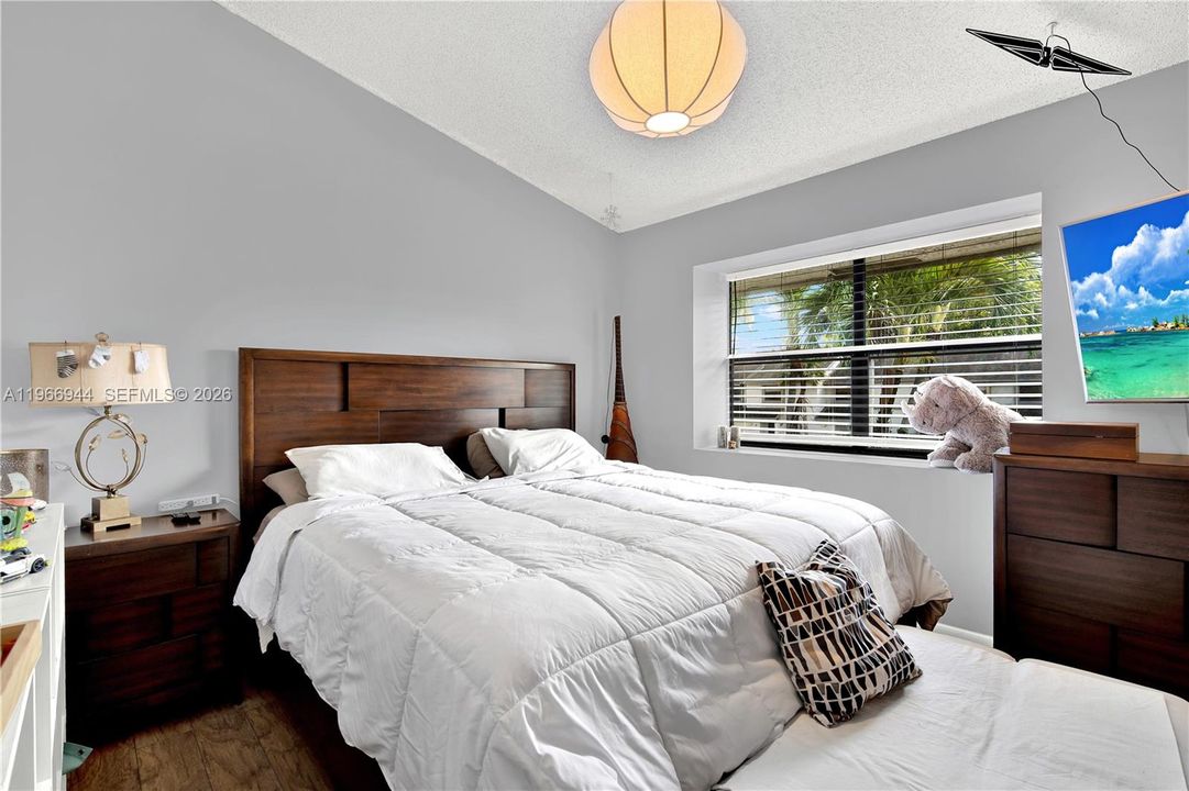 For Sale: $315,000 (2 beds, 2 baths, 1230 Square Feet)