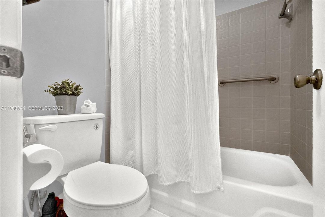For Sale: $315,000 (2 beds, 2 baths, 1230 Square Feet)