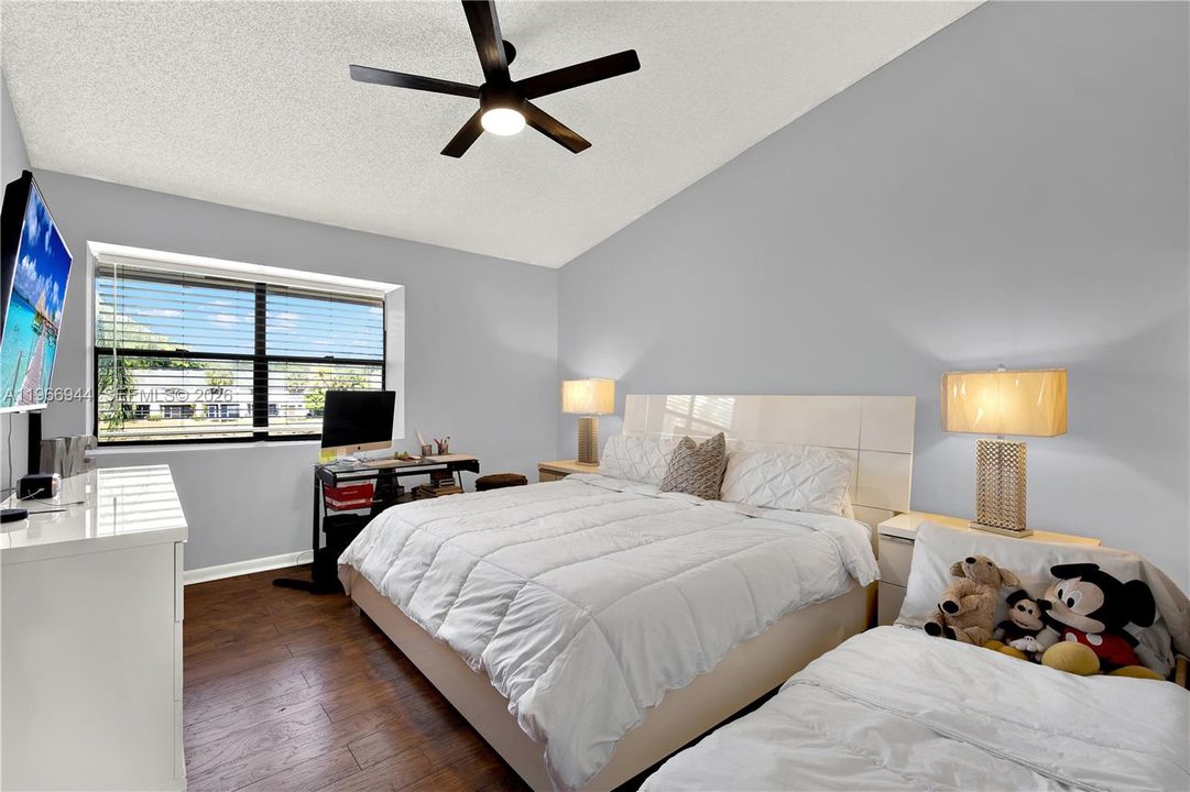 For Sale: $315,000 (2 beds, 2 baths, 1230 Square Feet)