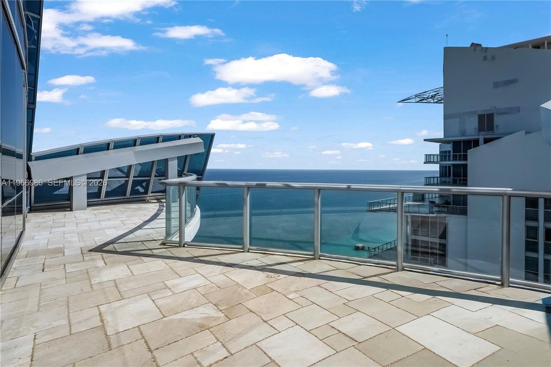 合同活跃: $11,600,000 (6 贝兹, 7 浴室, 8332 平方英尺)