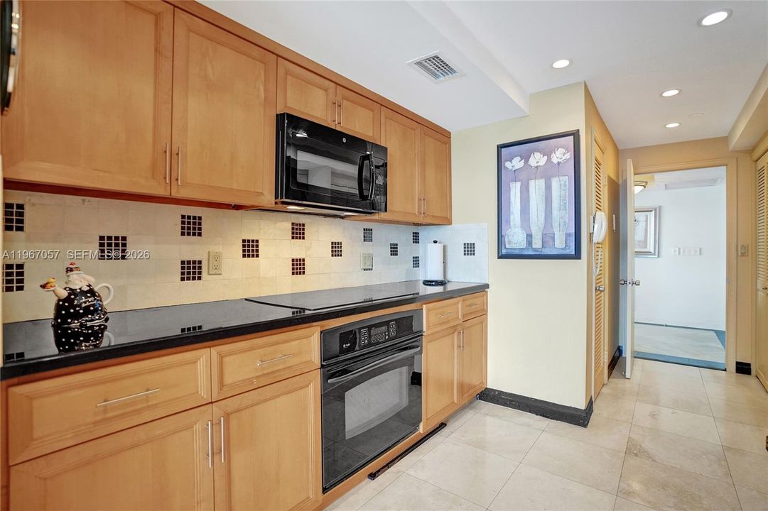 Vendido Recientemente: $799,000 (3 camas, 2 baños, 2749 Pies cuadrados)