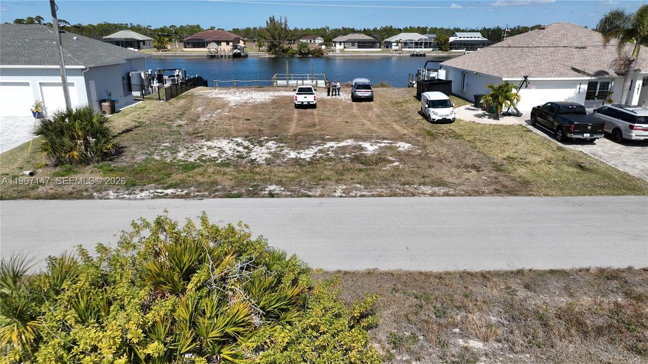 待售: $299,000 (0.23 acres)