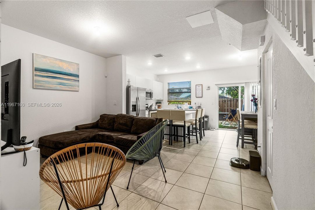 For Sale: $475,000 (3 beds, 3 baths, 1328 Square Feet)