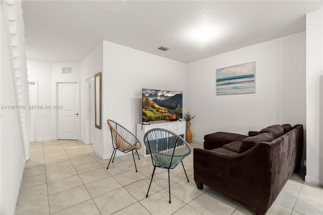 For Sale: $475,000 (3 beds, 3 baths, 1328 Square Feet)