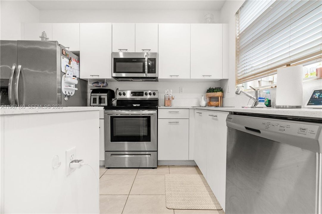 For Sale: $475,000 (3 beds, 3 baths, 1328 Square Feet)