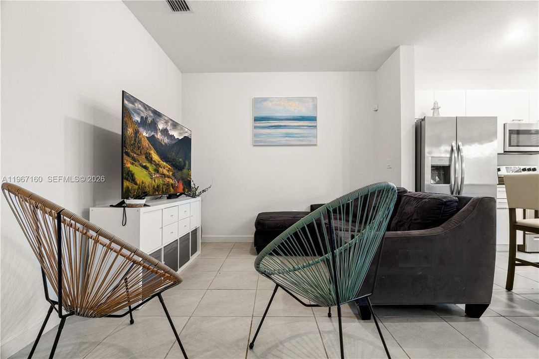 For Sale: $475,000 (3 beds, 3 baths, 1328 Square Feet)