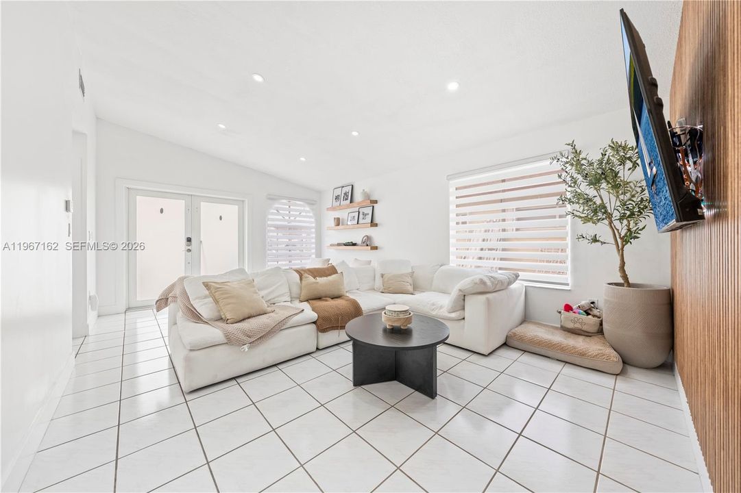 Activo con contrato: $575,000 (3 camas, 2 baños, 1402 Pies cuadrados)
