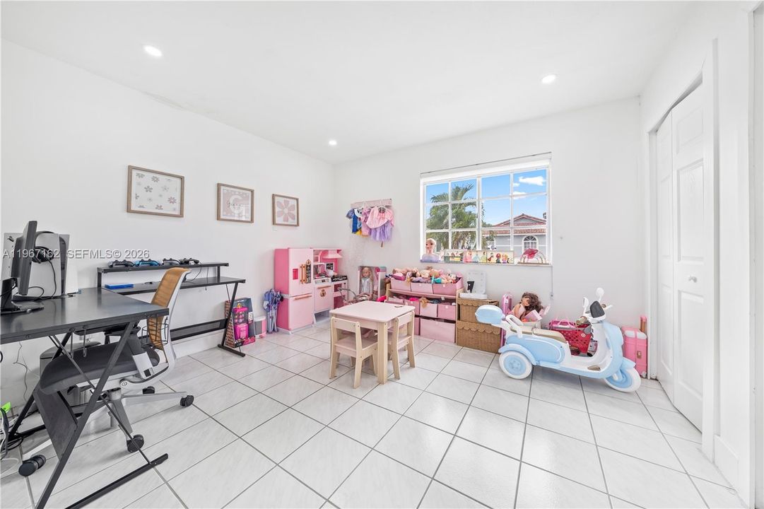 Activo con contrato: $575,000 (3 camas, 2 baños, 1402 Pies cuadrados)