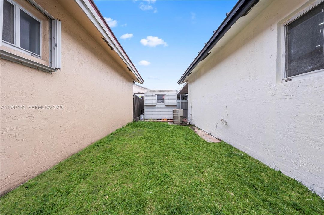 Activo con contrato: $575,000 (3 camas, 2 baños, 1402 Pies cuadrados)