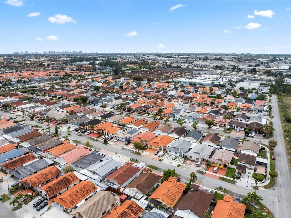 Activo con contrato: $575,000 (3 camas, 2 baños, 1402 Pies cuadrados)