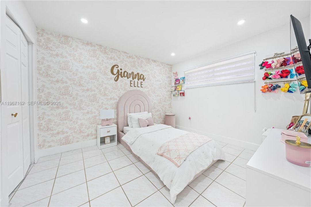 Activo con contrato: $575,000 (3 camas, 2 baños, 1402 Pies cuadrados)