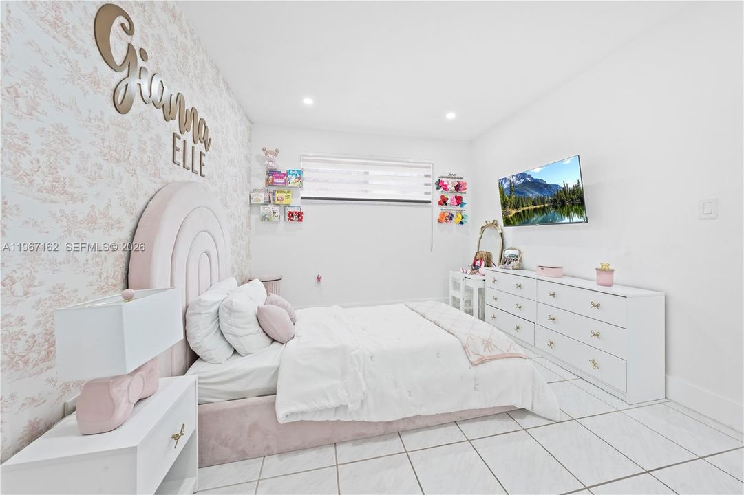 Activo con contrato: $575,000 (3 camas, 2 baños, 1402 Pies cuadrados)