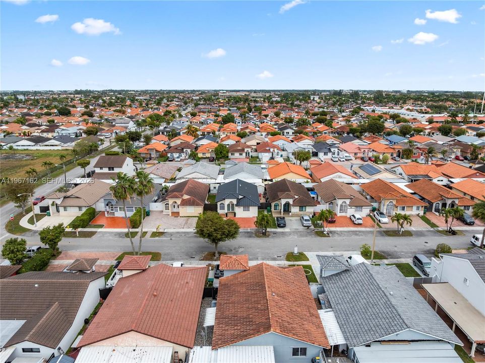 Activo con contrato: $575,000 (3 camas, 2 baños, 1402 Pies cuadrados)