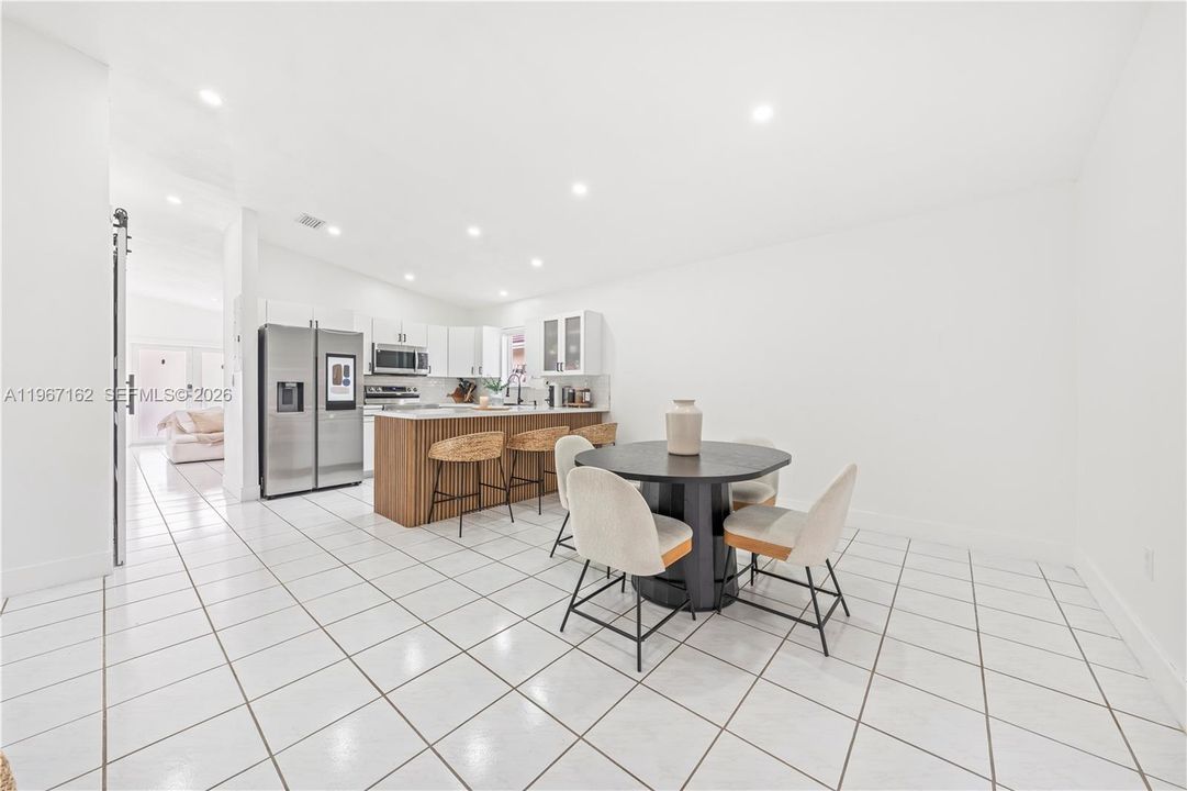 Activo con contrato: $575,000 (3 camas, 2 baños, 1402 Pies cuadrados)