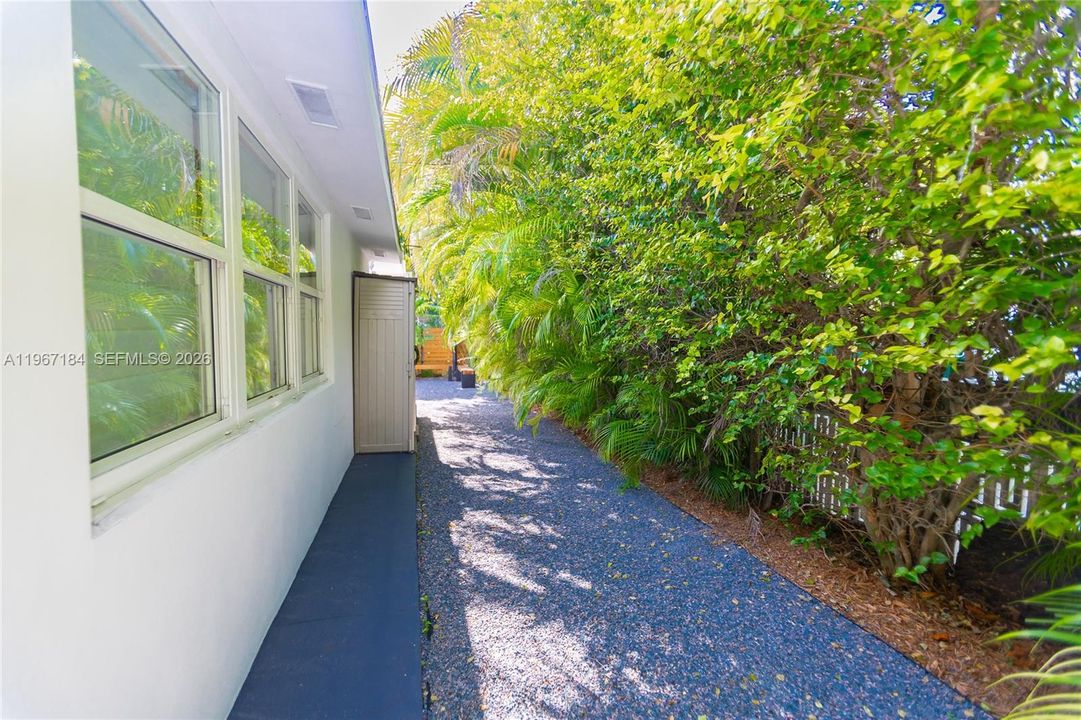 For Sale: $1,585,000 (3 beds, 2 baths, 1791 Square Feet)
