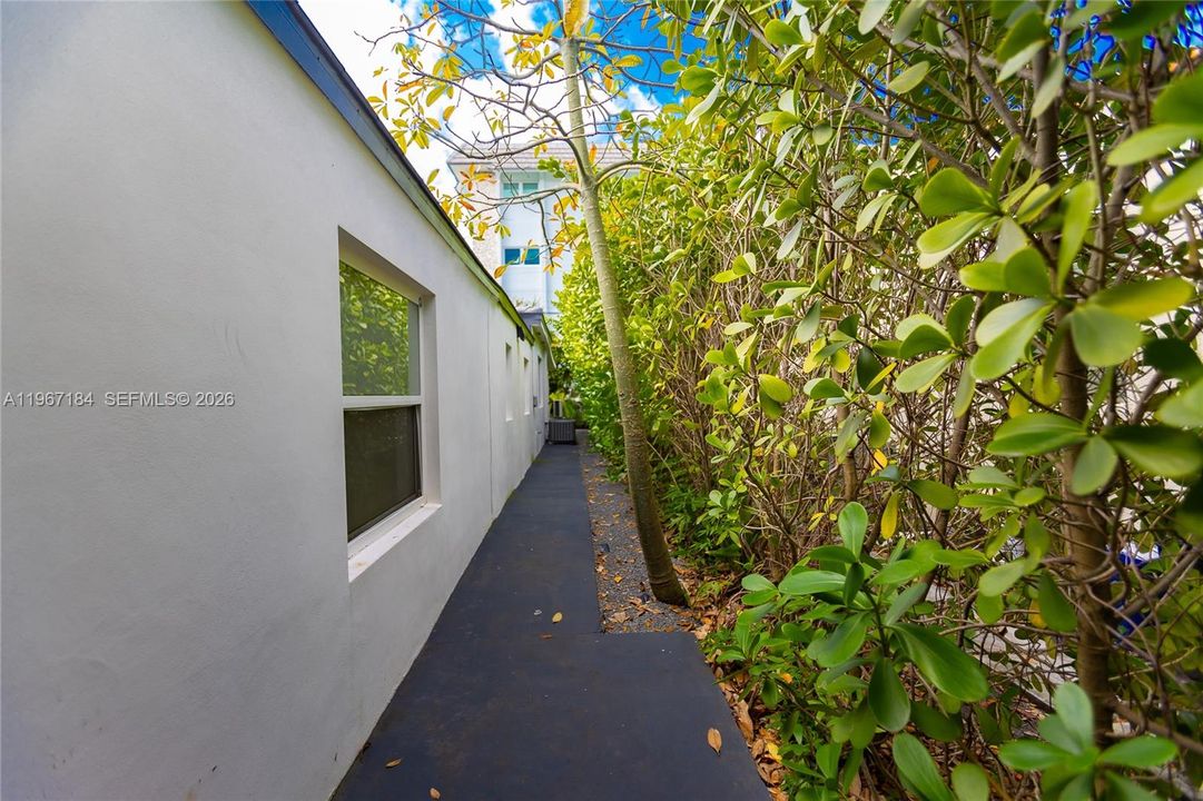 For Sale: $1,585,000 (3 beds, 2 baths, 1791 Square Feet)