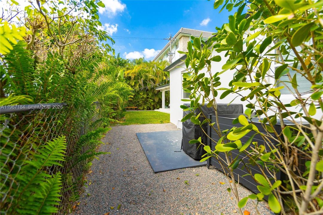 For Sale: $1,585,000 (3 beds, 2 baths, 1791 Square Feet)