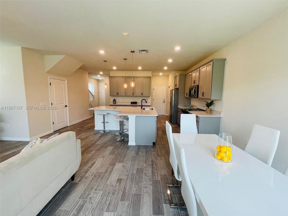 En Venta: $555,000 (3 camas, 2 baños, 1895 Pies cuadrados)