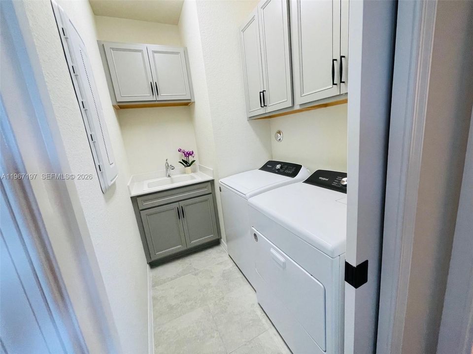 En Venta: $555,000 (3 camas, 2 baños, 1895 Pies cuadrados)