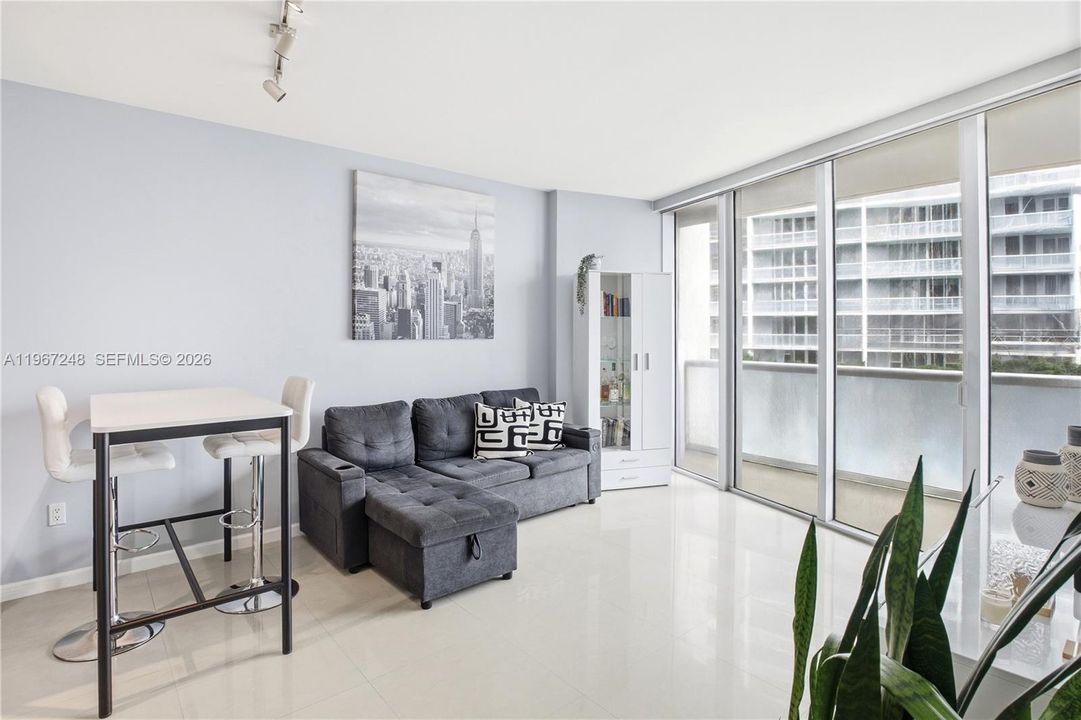 For Sale: $499,999 (1 beds, 1 baths, 732 Square Feet)