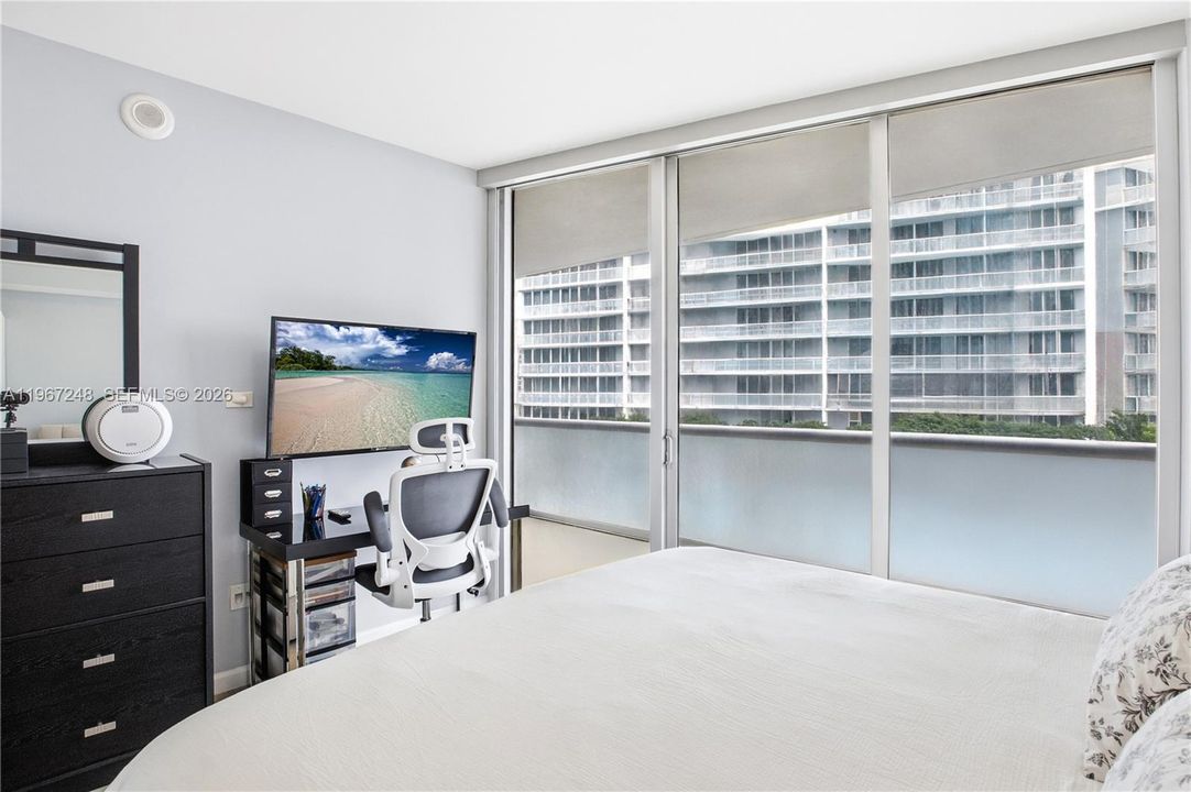 For Sale: $499,999 (1 beds, 1 baths, 732 Square Feet)