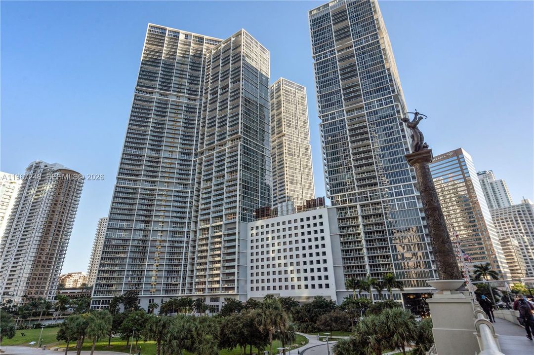 For Sale: $499,999 (1 beds, 1 baths, 732 Square Feet)