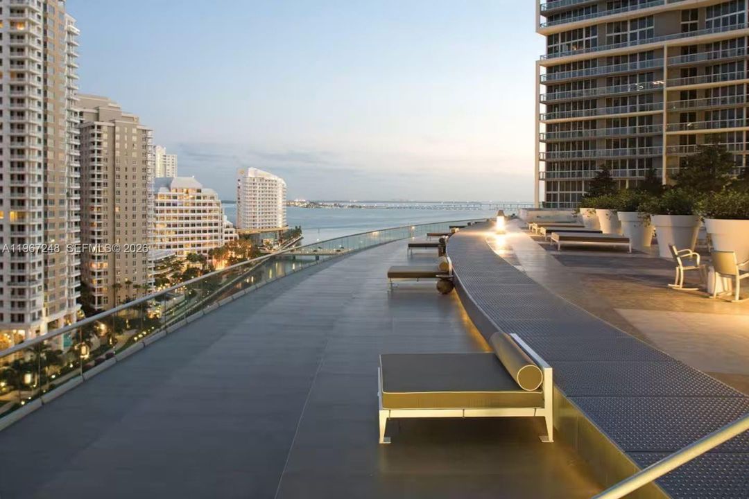 For Sale: $499,999 (1 beds, 1 baths, 732 Square Feet)