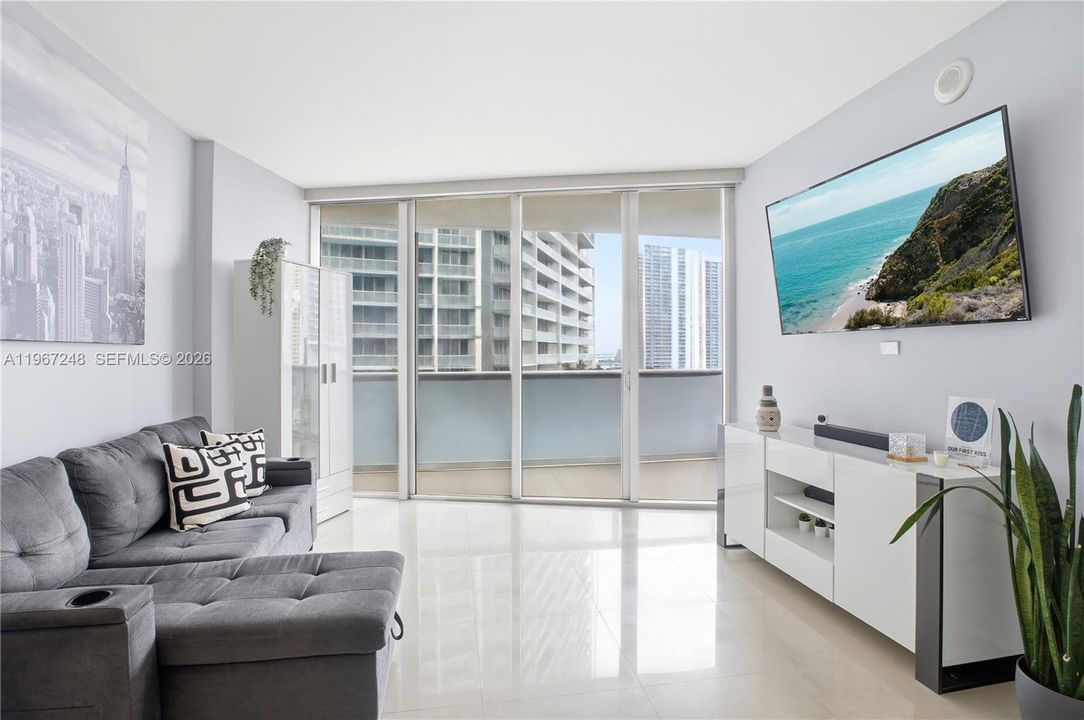 For Sale: $499,999 (1 beds, 1 baths, 732 Square Feet)