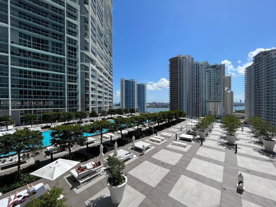For Sale: $499,999 (1 beds, 1 baths, 732 Square Feet)