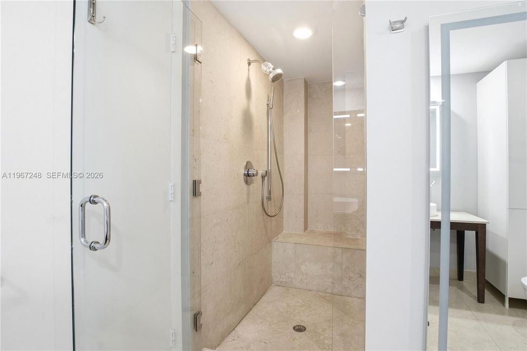 For Sale: $499,999 (1 beds, 1 baths, 732 Square Feet)