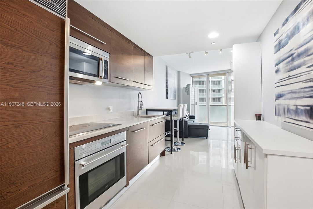 For Sale: $499,999 (1 beds, 1 baths, 732 Square Feet)