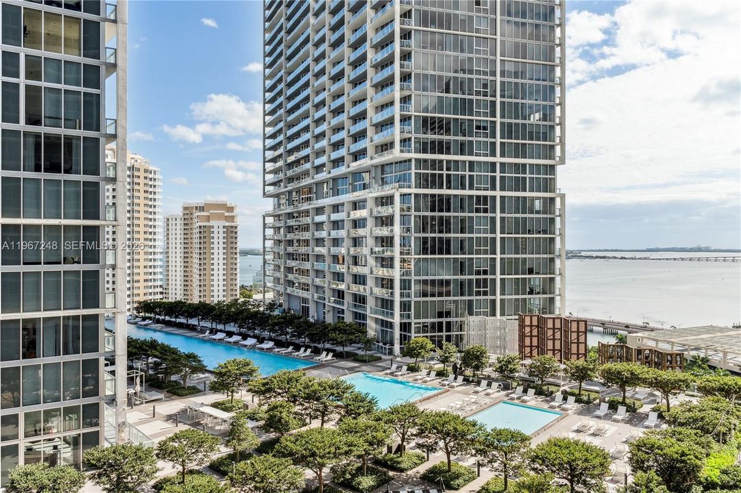 For Sale: $499,999 (1 beds, 1 baths, 732 Square Feet)
