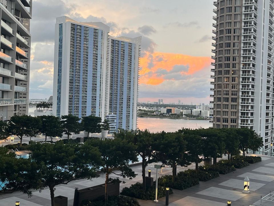 For Sale: $499,999 (1 beds, 1 baths, 732 Square Feet)