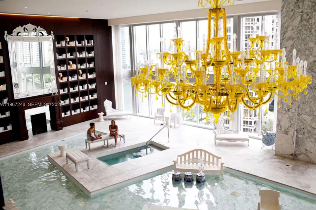 For Sale: $499,999 (1 beds, 1 baths, 732 Square Feet)