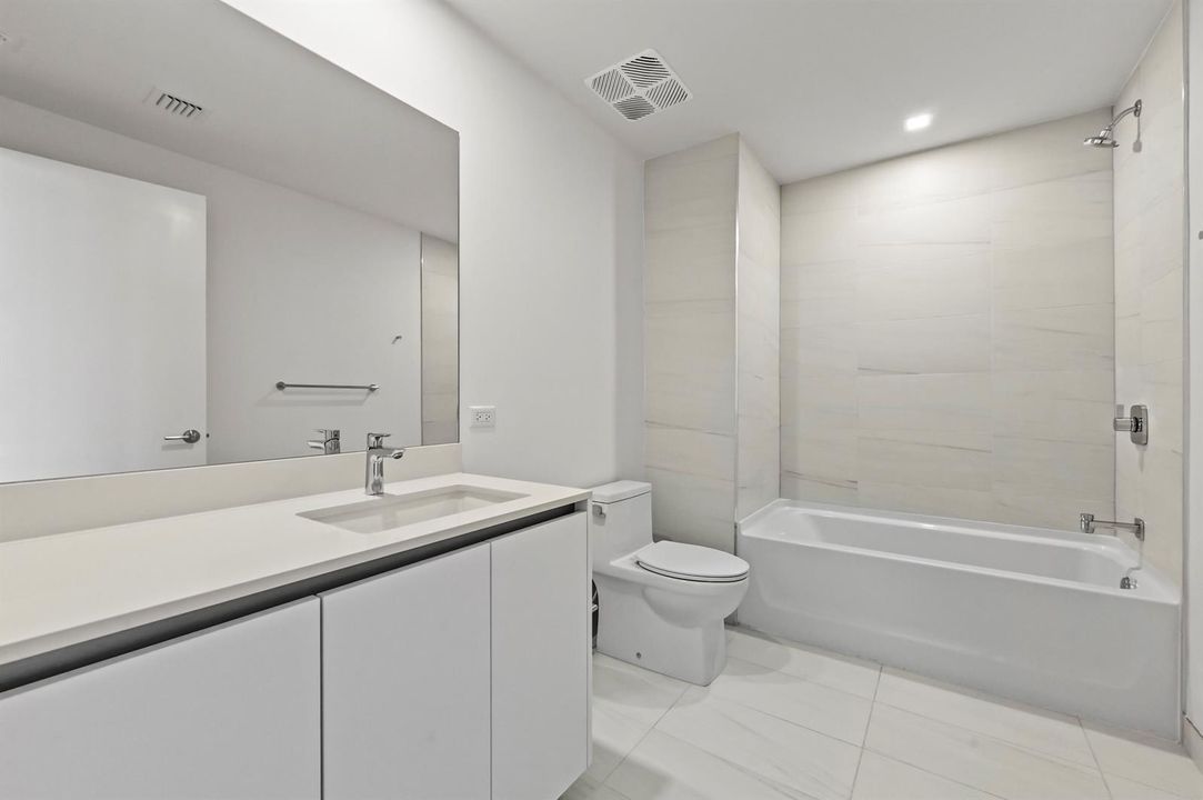 36 Bathroom 02