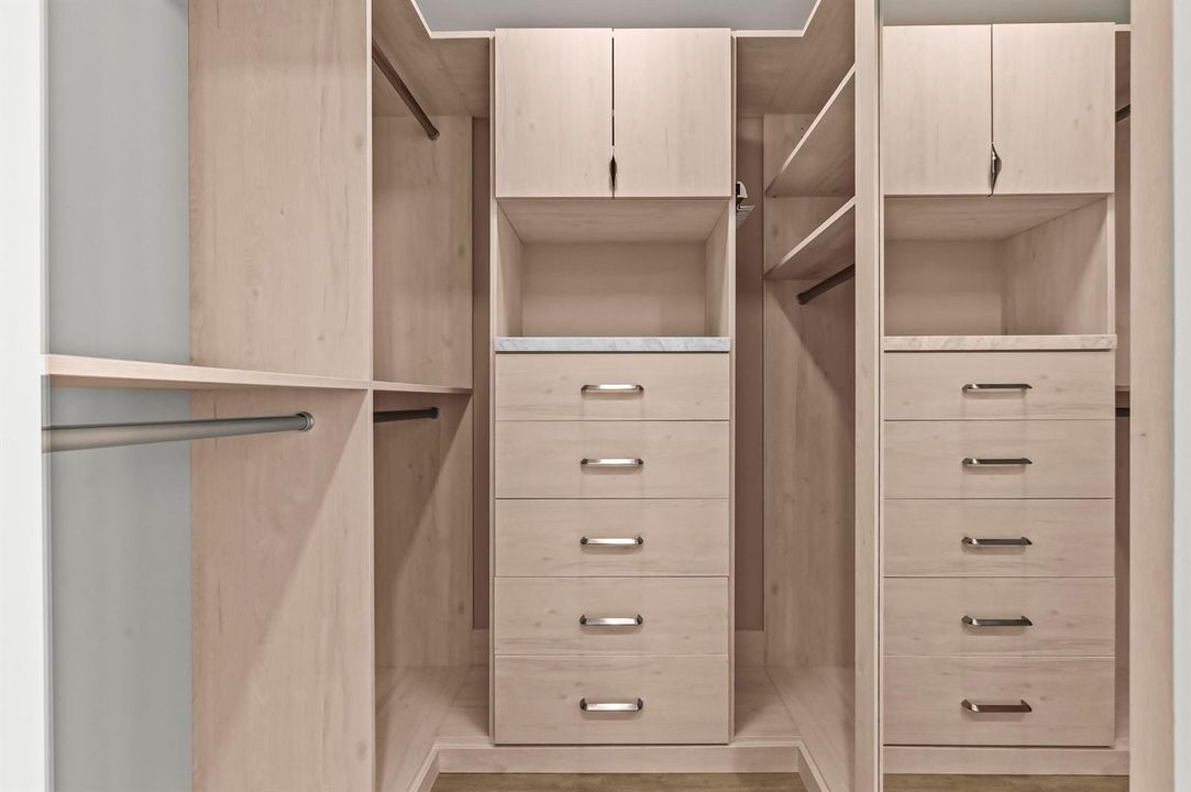 24 Closet 02