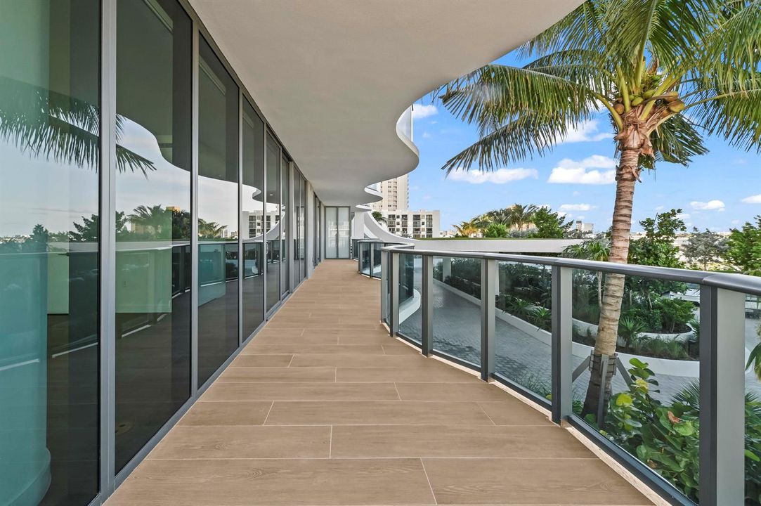 38 Balcony 02