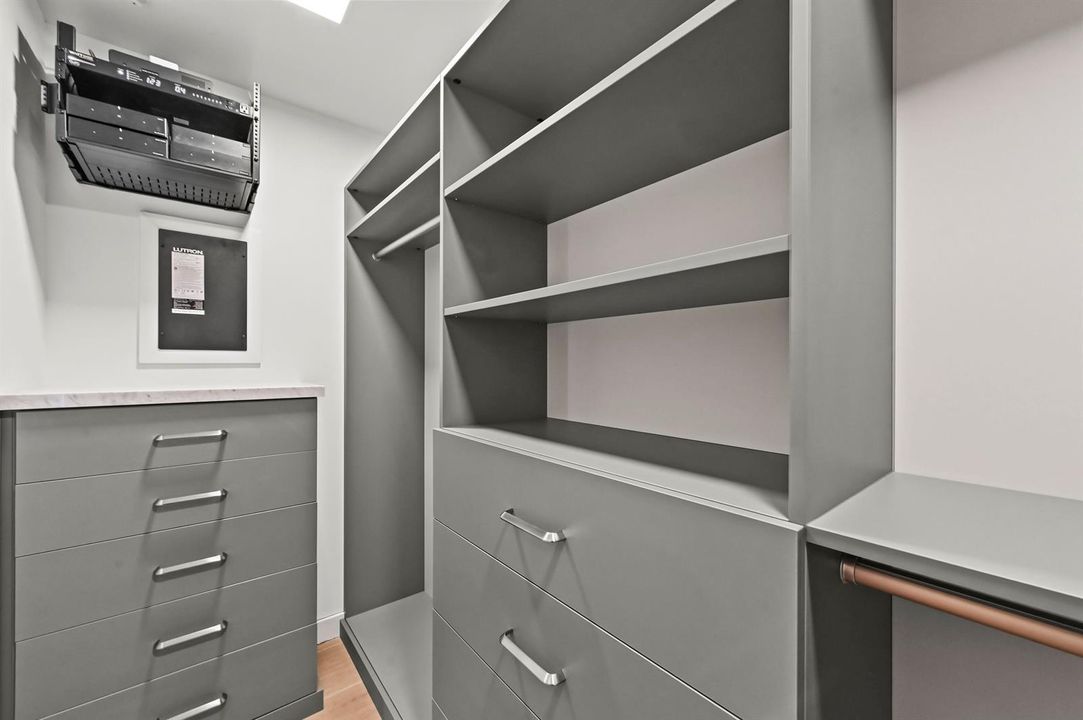 34 Closet 02
