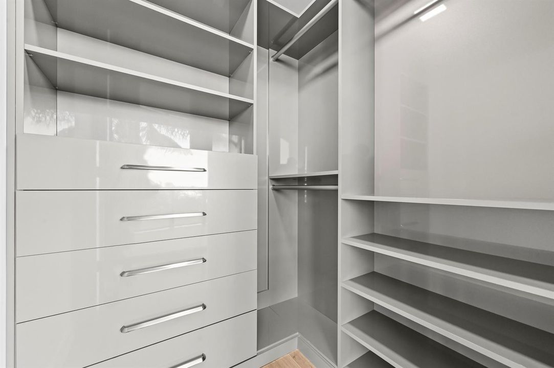 33 Closet 01
