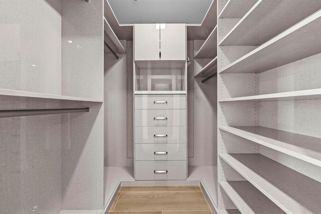25 Closet 03