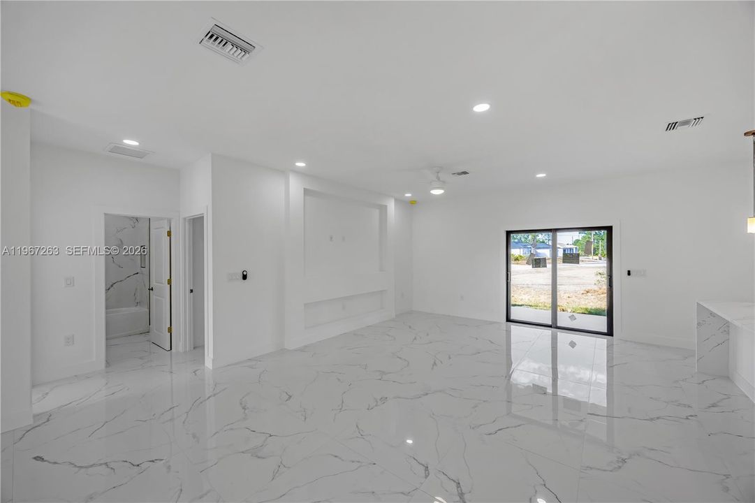 Vendido Recientemente: $314,890 (4 camas, 2 baños, 1650 Pies cuadrados)