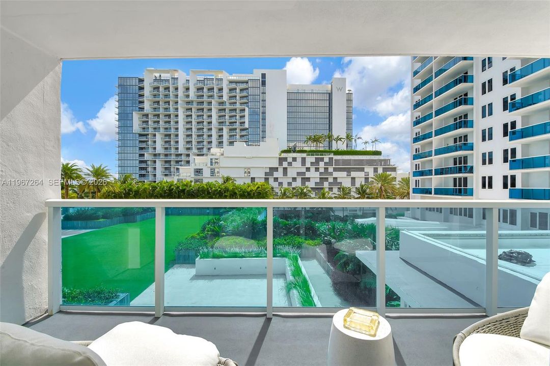 For Sale: $1,250,000 (1 beds, 2 baths, 960 Square Feet)